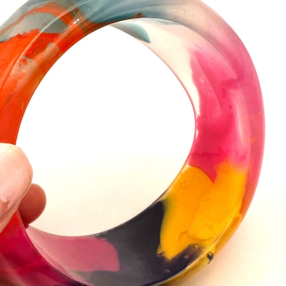 Rainbow Swirl Lucite Bangle Bracelet Heavy Chunky Jewelry Shiny 60s 70s Retro - Picture 6 of 14